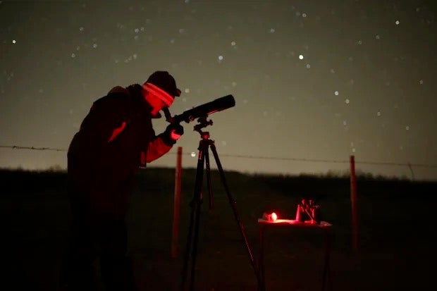 Astronomy contributing author Alister Ling views Comet Lemmon under a clear sky. Credit: Alister Ling