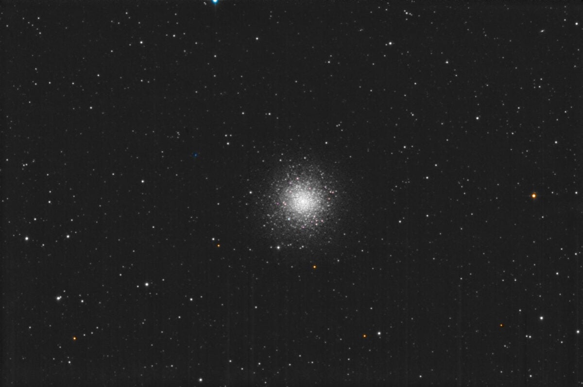 M75’s core is so densely packed as to be visually unresolvable in even large amateur telescopes. However, this image, taken with 
a 17-inch CDK telescope, shows splendid photographic resolution of its core.