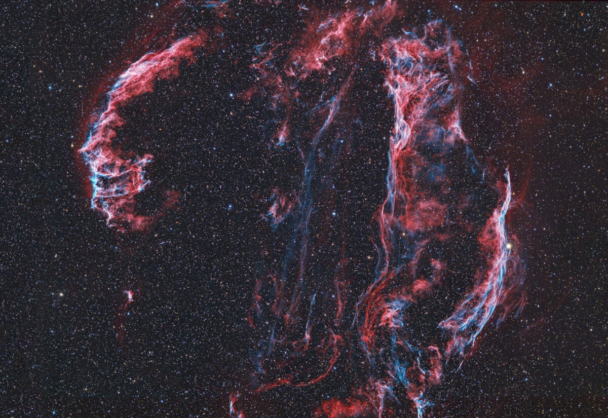 Combining the Nikon D750 DSLR with Stellarview’s SVQ100 Astrograph, the wispy streams of the Veil Complex were photographed stunningly with twelve 5-minute exposures.